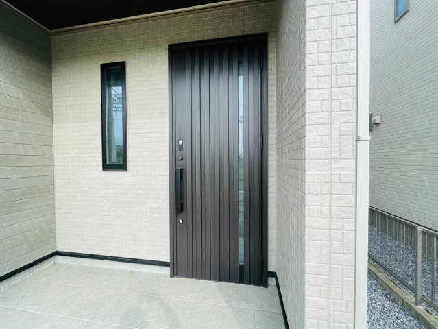 戸建　岐阜市六条江東２丁目2期　全3区画分譲の玄関|玄関ドアの鍵はディンプルキーと内側はサムターンキーになっており防犯性の高い仕様になっています。
