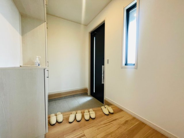 戸建　岐阜市六条江東２丁目2期　全3区画分譲の玄関|大容量のシューズ収納付きで玄関周りもすっきり！玄関ドアからの光が玄関ホールを明るくしてくれます。