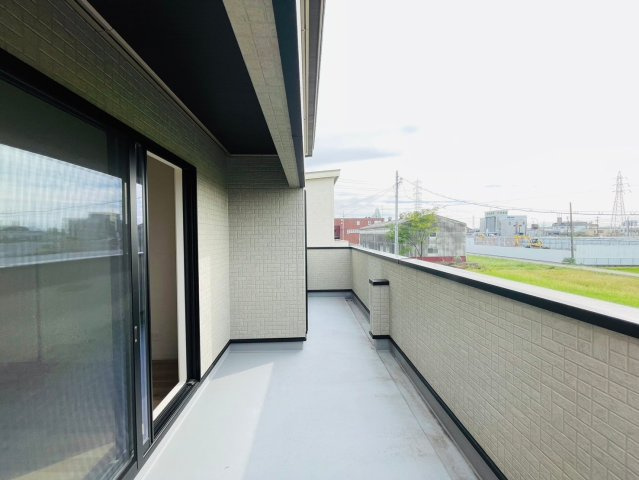 戸建　岐阜市六条江東２丁目2期　全3区画分譲のバルコニー|バルコニーは南向きで洗濯物もよく乾きます！強度と表面積硬度を持つFPRで防水しています。