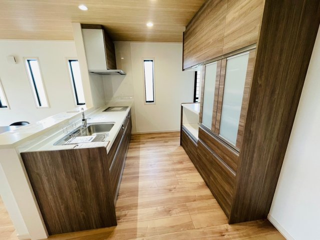 戸建　岐阜市六条江東２丁目2期　全3区画分譲のキッチン|機能的なシステムキッチンです。収納力に優れた大容量の引出しでキッチン回りがスッキリ片付きます。