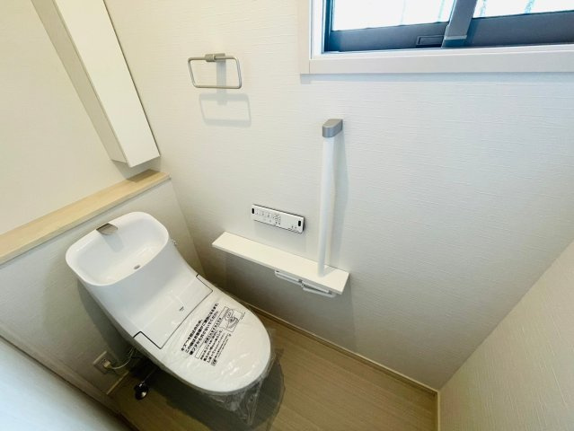 戸建　岐阜市六条江東２丁目2期　全3区画分譲のトイレ|節水省エネの暖房便座シャワートイレです。お掃除のしやすさを究めたフチなし形状でお手入れ楽々。