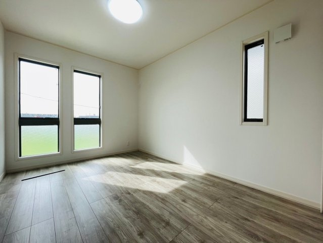 戸建　岐阜市六条江東２丁目2期　全3区画分譲の寝室|全居室にたっぷり収納できる大型収納を設置。窓ガラスは断熱性能や結露防止効果の高いペアガラスです。