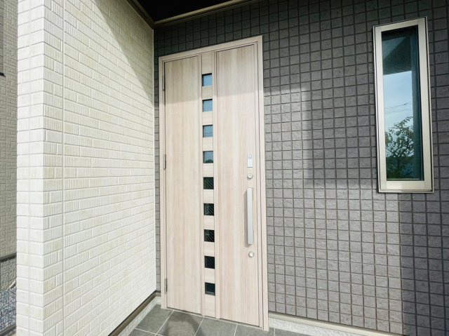 戸建　岐阜市六条江東２丁目2期　全3区画分譲の玄関|玄関ドアの鍵はディンプルキーと内側はサムターンキーになっており防犯性の高い仕様になっています。