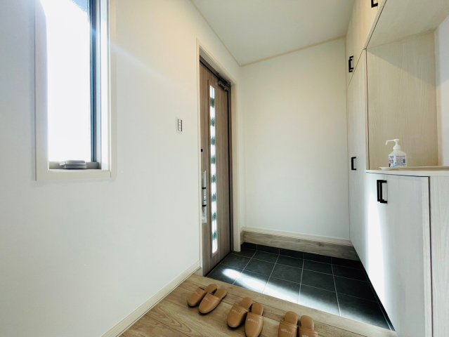 戸建　岐阜市六条江東２丁目2期　全3区画分譲の玄関|大容量のシューズ収納付きで玄関周りもすっきり！玄関ドアからの光が玄関ホールを明るくしてくれます。