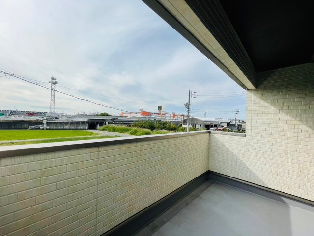 戸建　岐阜市六条江東２丁目2期　全3区画分譲のバルコニー|バルコニーは南向きで洗濯物もよく乾きます！強度と表面積硬度を持つFPRで防水しています。