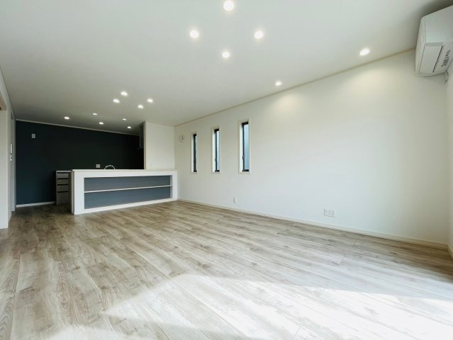 戸建　岐阜市六条江東２丁目2期　全3区画分譲の居間・リビング|南向きで日当たりもよく大きな窓がリビング全体に光と風を運びます。ご家族でゆとりある暮らしができます。