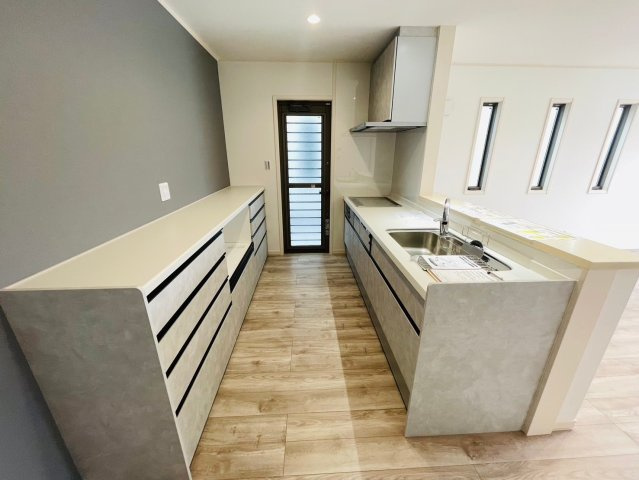 戸建　岐阜市六条江東２丁目2期　全3区画分譲のキッチン|機能的なシステムキッチンです。収納力に優れた大容量の引出しでキッチン回りがスッキリ片付きます。