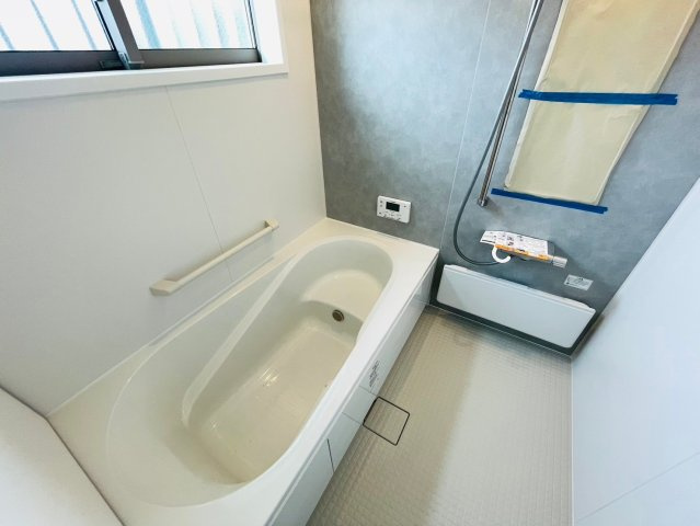 戸建　岐阜市六条江東２丁目2期　全3区画分譲の浴室|１坪タイプのバリアフリー設計でゆったりとくつろげる浴室・浴槽です。タイル床でカビの発生を抑制します。