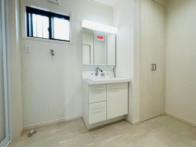 戸建　岐阜市六条江東２丁目2期　全3区画分譲の独立洗面台|洗面洗髪化粧台です。物件により三面鏡または一面鏡の場合があります。詳しくは担当者までお問合せ下さい。