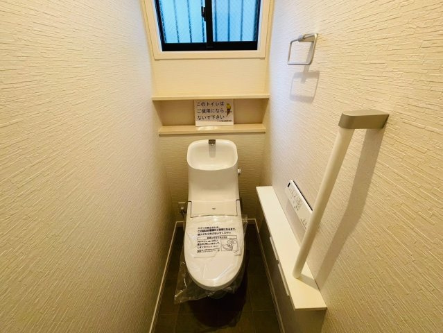 戸建　岐阜市六条江東２丁目2期　全3区画分譲のトイレ|節水省エネの暖房便座シャワートイレです。お掃除のしやすさを究めたフチなし形状でお手入れ楽々。