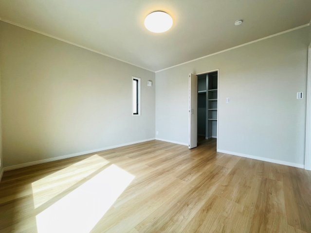 戸建　岐阜市六条江東２丁目2期　全3区画分譲の寝室|全居室にたっぷり収納できる大型収納を設置。窓ガラスは断熱性能や結露防止効果の高いペアガラスです。