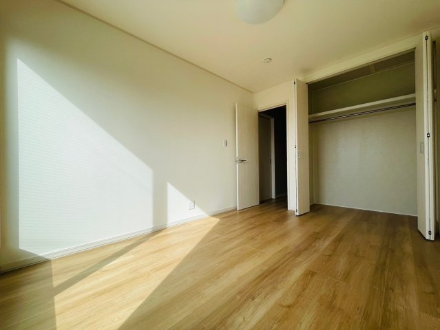 戸建　岐阜市六条江東２丁目2期　全3区画分譲の洋室|全居室にたっぷり収納できる大型収納を設置。窓ガラスは断熱性能や結露防止効果の高いペアガラスです。