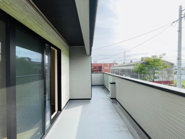 戸建　岐阜市六条江東２丁目2期　全3区画分譲のバルコニー|バルコニーは南向きで洗濯物もよく乾きます！強度と表面積硬度を持つFPRで防水しています。