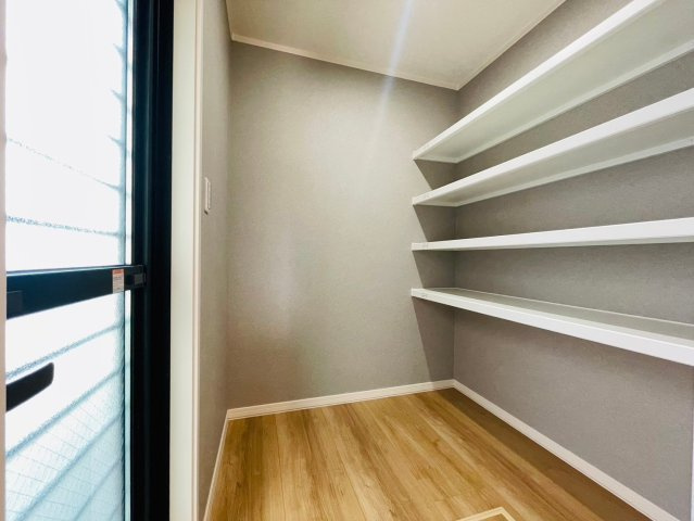 戸建　岐阜市六条江東２丁目2期　全3区画分譲の収納|キッチンの勝手口横にはストックなどに便利な家事室付き！