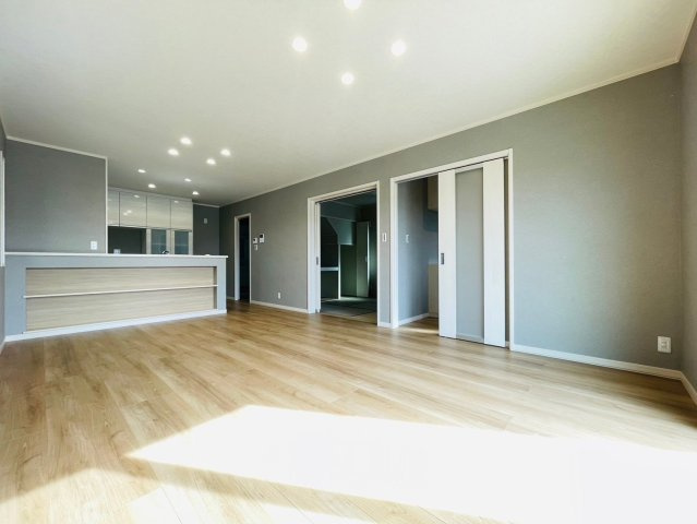 戸建　岐阜市六条江東２丁目2期　全3区画分譲の居間・リビング|南向きで日当たりもよく大きな窓がリビング全体に光と風を運びます。ご家族でゆとりある暮らしができます。