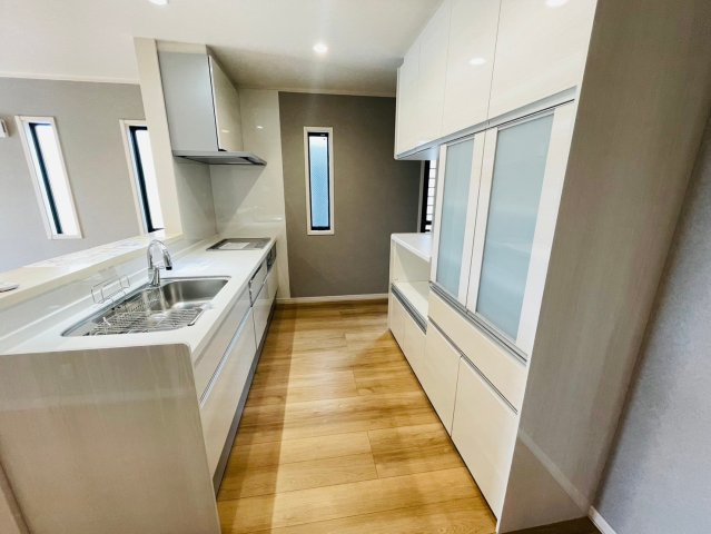 戸建　岐阜市六条江東２丁目2期　全3区画分譲のキッチン|機能的なシステムキッチンです。収納力に優れた大容量の引出しでキッチン回りがスッキリ片付きます。