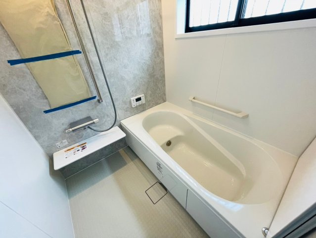 戸建　岐阜市六条江東２丁目2期　全3区画分譲の浴室|１坪タイプのバリアフリー設計でゆったりとくつろげる浴室・浴槽です。タイル床でカビの発生を抑制します。