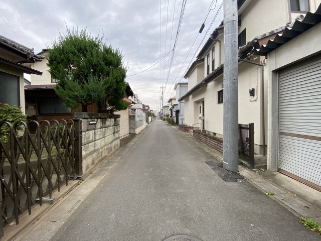 【前面道路含む現地写真】 | 熊谷市別府2丁目　中古住宅   | 現地(2024年11月撮影)