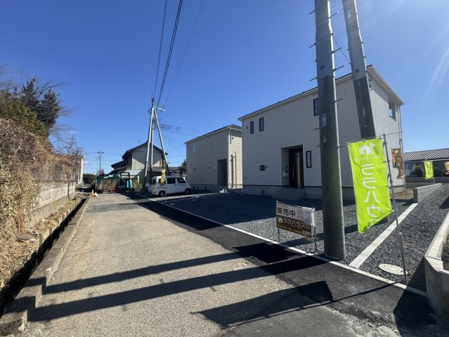 新築　太田市岩松町第4　クレイドルガーデン　１号棟の前面道路含む現地写真|北側接道幅員約4ｍ	
