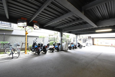 【駐輪場】 | クレストフォルム鶴見グランステージ | 敷地内バイク置場です。