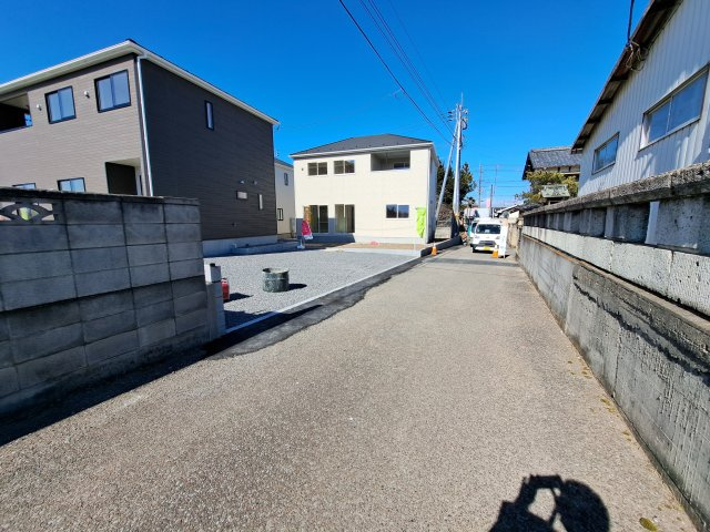 新築　太田市岩松町第4　クレイドルガーデン　3号棟の前面道路含む現地写真|東側接道幅員約4ｍ		