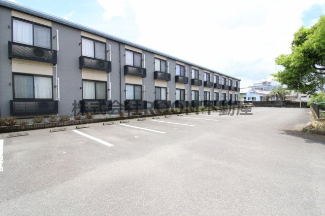 レオパレス一ツ葉の駐車場