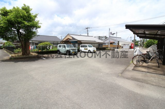 レオパレス一ツ葉の駐車場