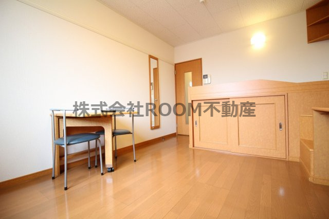 レオパレス一ツ葉の洋室