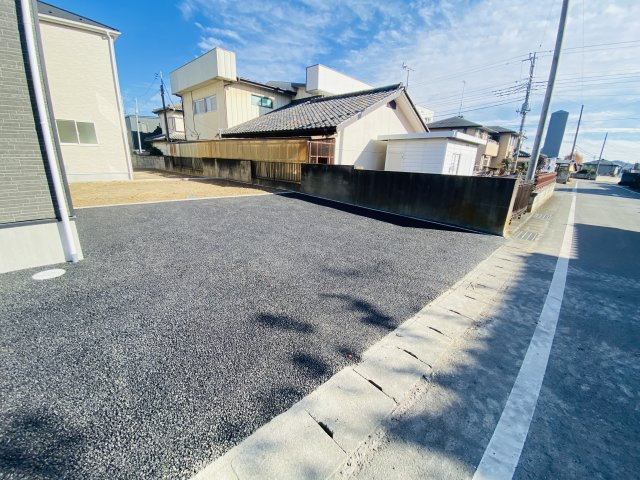 新築　桐生市相生町第15　クレイドルガーデン　１号棟の前面道路含む現地写真|北側接道幅員約5ｍ　西側接道幅員約7ｍ	