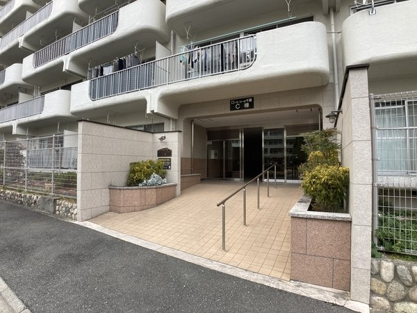 ローズコーポ千里C棟のエントランス