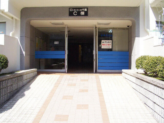 ローズコーポ千里C棟の玄関