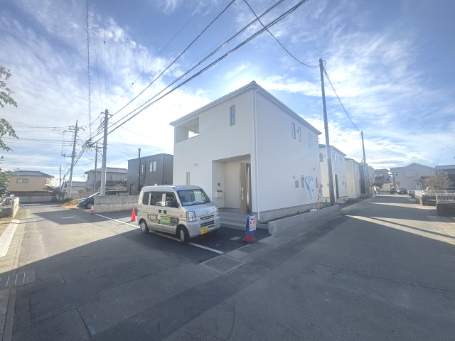 新築　桐生市相生町第15　クレイドルガーデン　4号棟の前面道路含む現地写真|北側接道幅員約5ｍ　東側接道幅員約4ｍ　