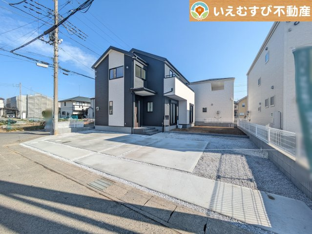 Livele Garden.S　大泉町第5仙石の駐車場|並列4台駐車可能なゆとりのカースペース
複数台車をお持ちでも、お友達が遊びに来てもゆとりの駐車スペース！