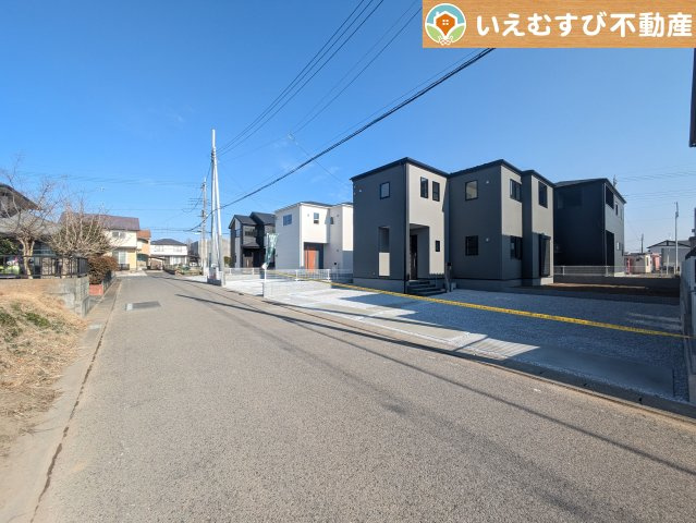 Livele Garden.S　大泉町第5仙石の前面道路含む現地写真|充分な広さの前面道路
間口が広くお車の出し入れも問題なく行えるスペースが確保されています♪