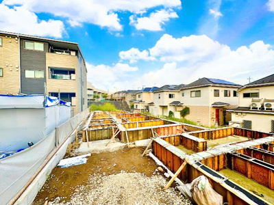 【外観】 | 横浜市保土ヶ谷区上菅田町全3棟　3号棟 | ◆爽やかな青空の下に贅沢なほどに降り注ぐ陽光、豊かな居住性と、クオリティが見事に調和した住空間は、住まうことの喜びを感じさせてくれます。ゆとりある広い敷地で開放的なお住まいです。