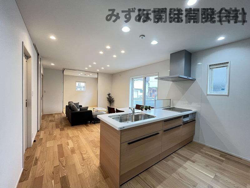 村山市楯岡二日町のキッチン|木目調に黒のアイアンの取っ手がかわいらしい♪家族の顔を見ながらお料理ができると楽しくなりますね◎