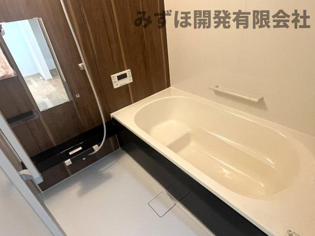 村山市楯岡二日町の浴室|お掃除がしやすいよう、カウンターは最低限のサイズに、そして開き戸を採用しました◎黒×木目でシックな落ちついた雰囲気に仕上げました。