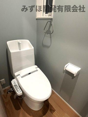 村山市楯岡二日町のトイレ|グレーの壁紙で落ち着いた印象に。暗くなりすぎないよう、窓も設置しました。