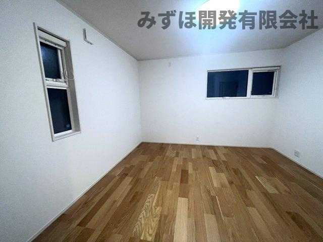 村山市楯岡二日町の洋室|2F7.5帖の主寝室です。大型のクローゼットがあります