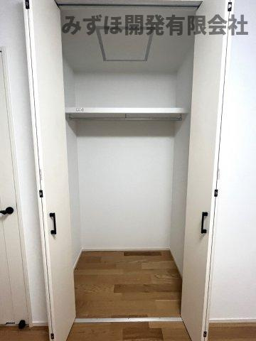 村山市楯岡二日町の収納|枕棚、ポールは設置済みなのでお引っ越しからすぐにお片付けが進みそうです。扉は両開きなので空間を有効活用できそう！