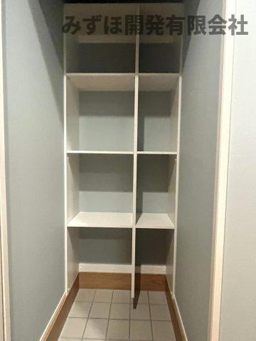 村山市楯岡二日町の収納|玄関の土間収納は可動棚を設置しました。汚れやすいものはこちらに収納できるので安心です！