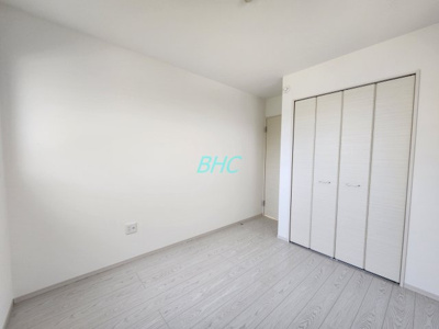 【洋室】 | 中庄1丁目1期 　分譲3区画１号地 | 白を基調とした室内は、明るい住空間を造り出すだけでなく、清潔感をもたらしてくれます。