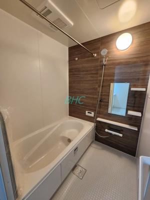 【浴室】 | 中庄1丁目1期 　分譲3区画１号地 | 一日の疲れを癒すバスルームは、心地よいリラックスを叶える清潔感溢れる美しい空間です。