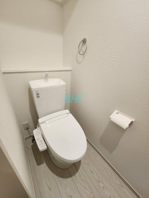 【トイレ】 | 中庄1丁目1期 　分譲3区画１号地 | シンプルでシャープなフォルムは、そのデザイン性だけでなく汚れが拭きやすくお手入れ簡単です。