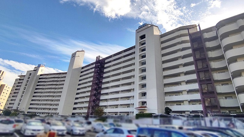 コンドミニアム千里中央の外観|表情豊かな雁行型マンション