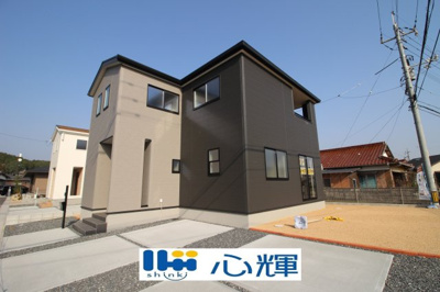 【外観】 | リーブルガーデン山陽小野田市大字鴨庄（１号棟） | 明るい日差しが差し込む現地。車もゆったり駐めることができます。ぜひ現地をご覧ください。
