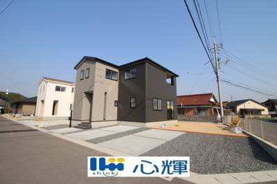 【前面道路含む現地写真】 | リーブルガーデン山陽小野田市大字鴨庄（１号棟） | 整備された道路に面する現地は、コミュニティー以外の方々の出入りも少なく、お車の出し入れも楽々です。

