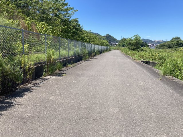 西条市河原津の売地の前面道路含む現地写真
