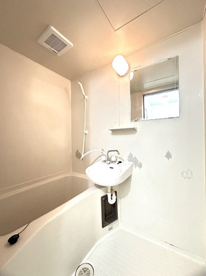 【浴室】 | 日吉パフィオマンション | バスルームは洗面台付きの2点ユニットです♪お風呂に浸かって一日の疲れもすっきりリフレッシュ☆