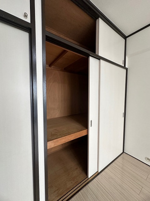 【収納】 | 日吉パフィオマンション | ダイニングキッチンから向かって左側の洋室6帖のお部屋にある収納スペースです！天井高の収納スペースで荷物をたっぷり収納できます☆